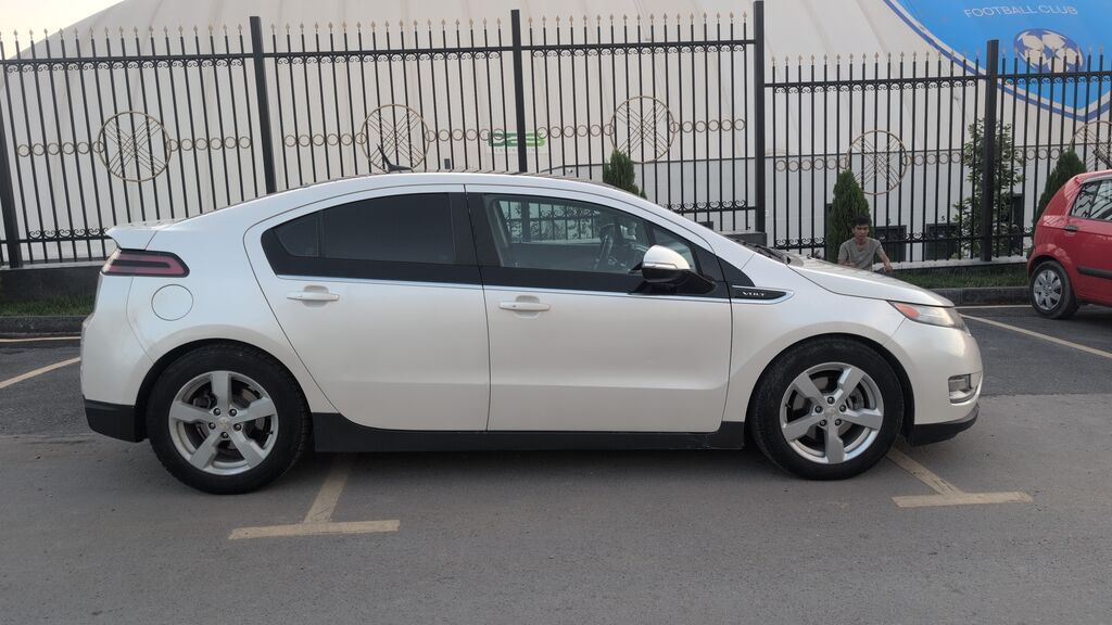 Chevrolet Volt: 2011 г., Гибрид, Хэтчбэк: фото 2