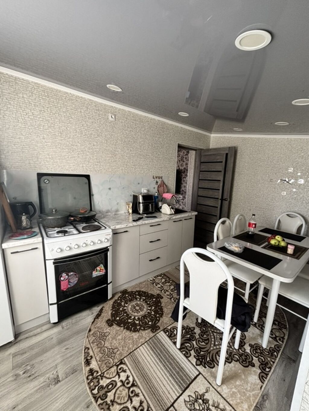 Продаю дом из 2 х комнат просторная большая кухня веранда в центре: фото 6
