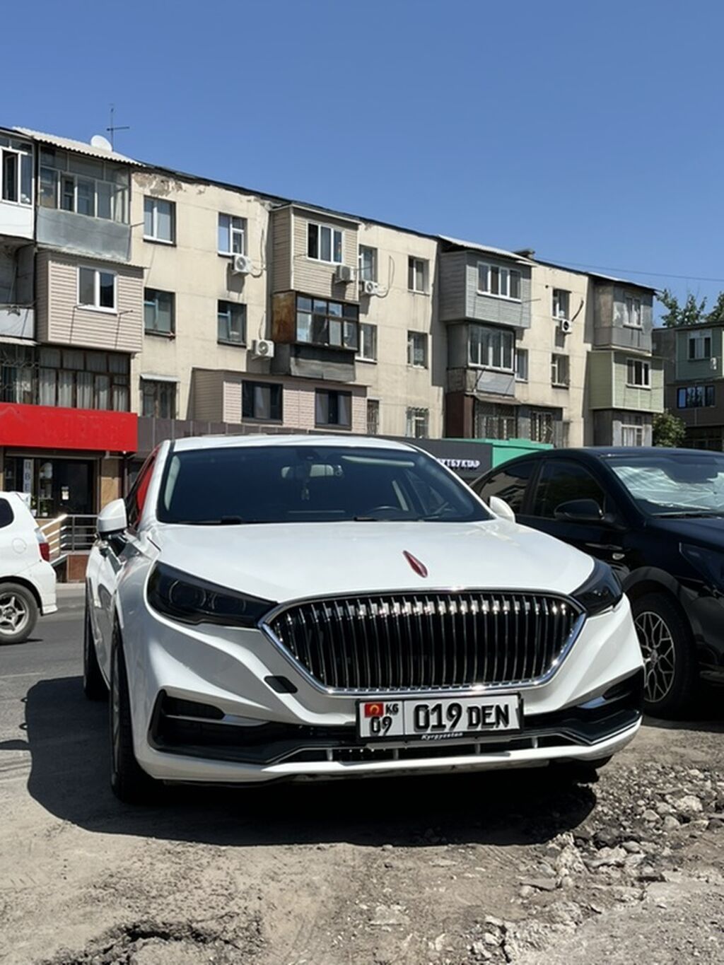 Hongqi H5, белый седан бизнес-класса. 1.8 турбо. На проставках: фото 2