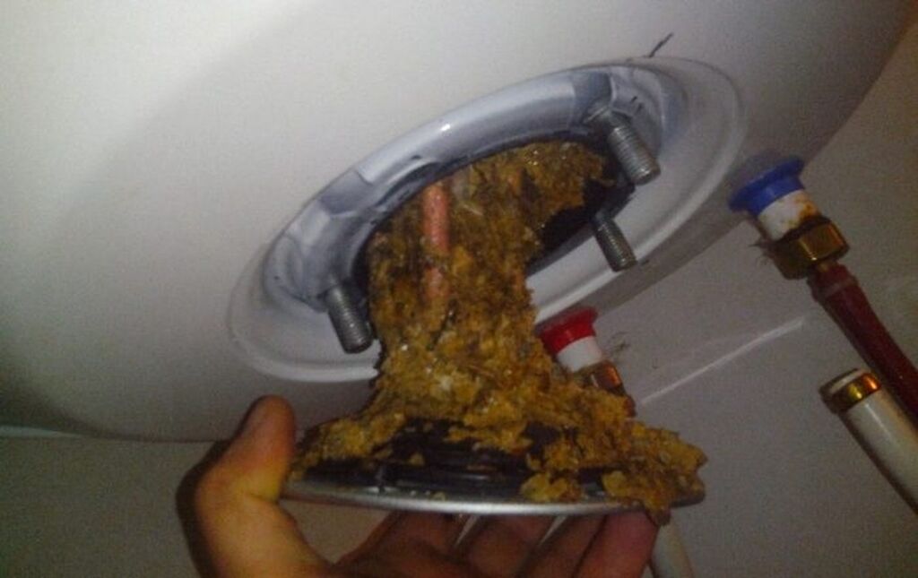 Течь бойлера причины. Течь бойлера причины. Потёк водонагреватель термекс. Потёк водонагреватель термекс снизу. Бойлер аристон капает с низу.