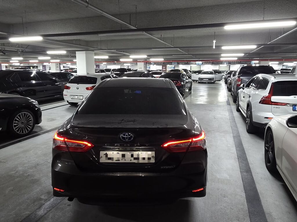 Toyota Camry: 2021 г., 2.5 л, Автомат, Гибрид, Седан: фото 3