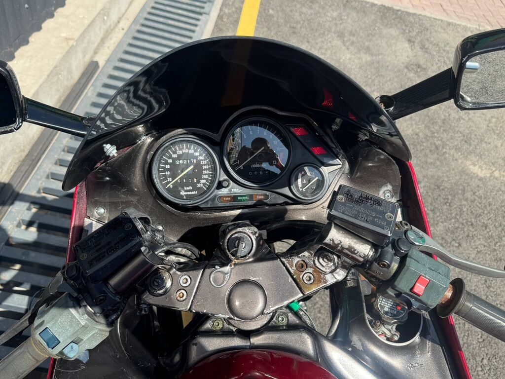 Спортивный мотоцикл Kawasaki zzr1100 в красном цвете. Основные: фото 4