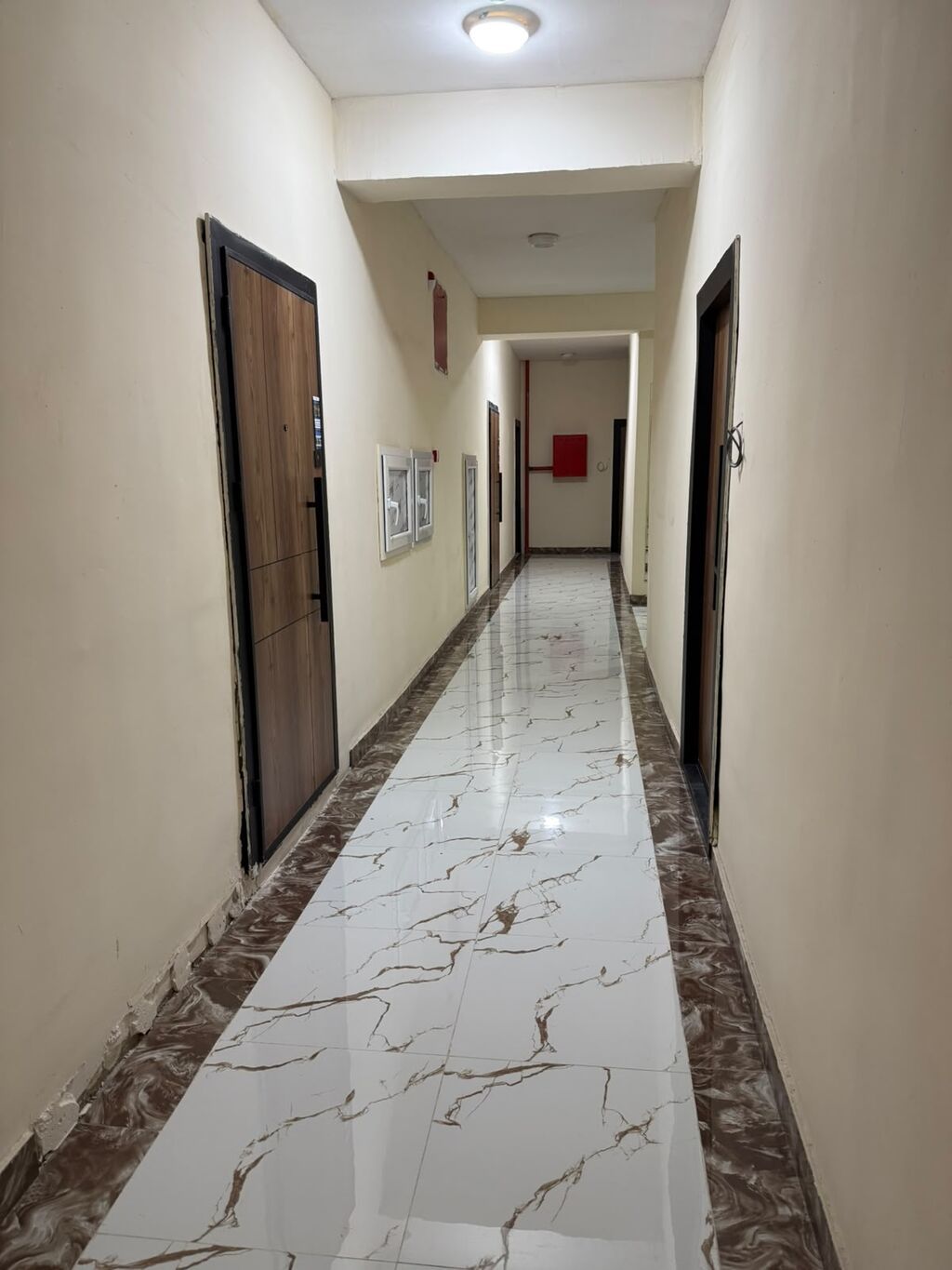 Mənzil Xırdalanda Blue City yaşayış kompleksində girişdə 1-ci binanın