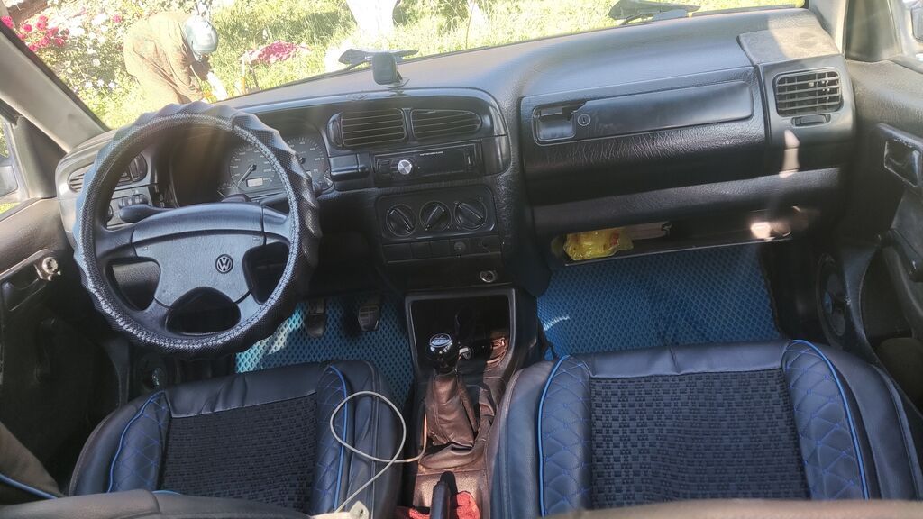 Volkswagen Vento: 1993 г., 1.8 л, Механика, Бензин, Седан: фото 6