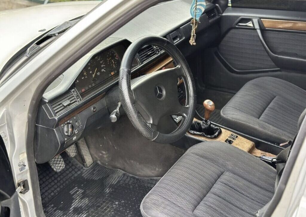 Mercedes-Benz W124: 1993 г., 2.3 л, Механика, Бензин, Универсал: фото 6