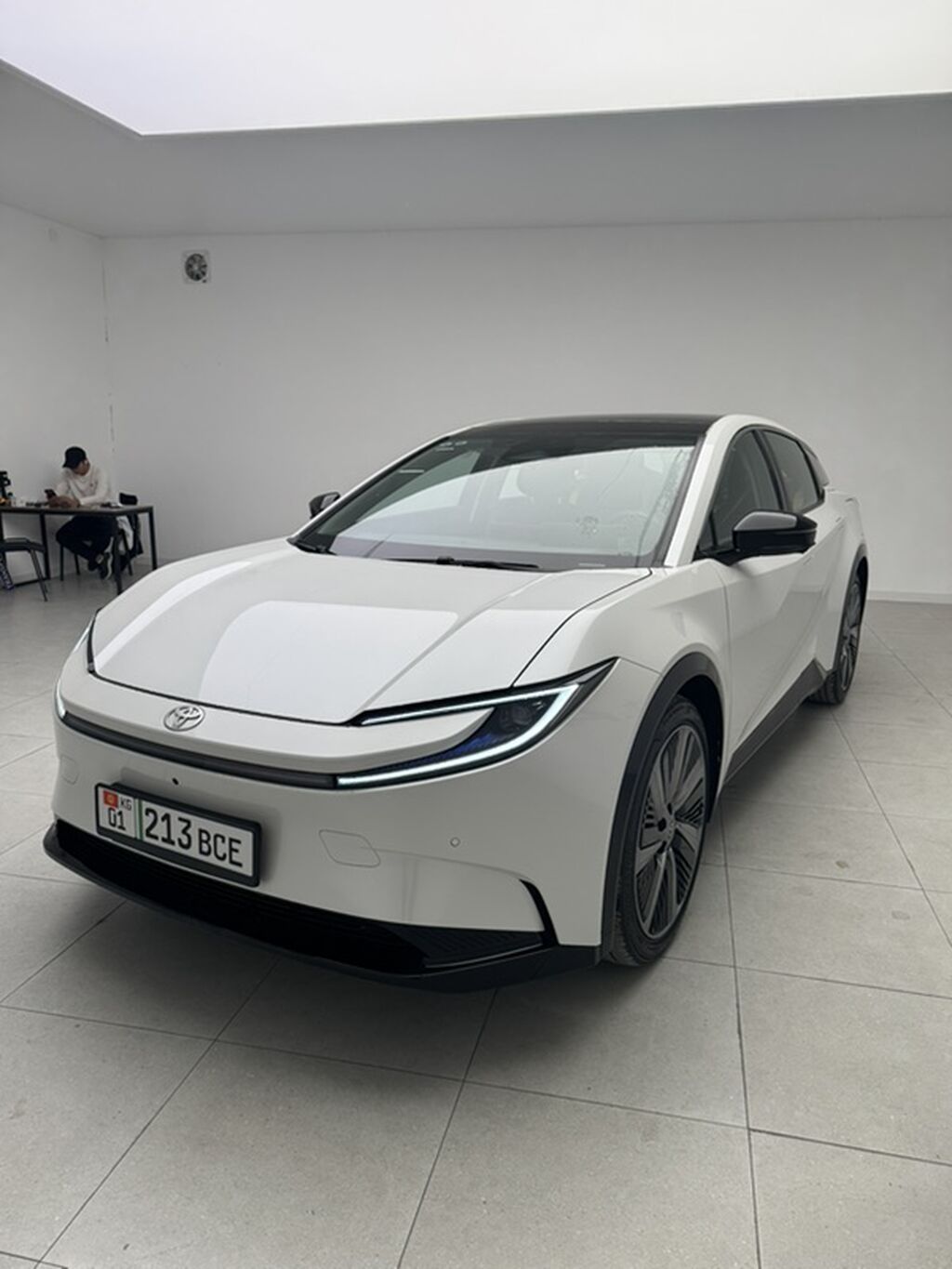 Toyota bZ5: 2026 г., Электромобиль, Лифтбек: фото 2