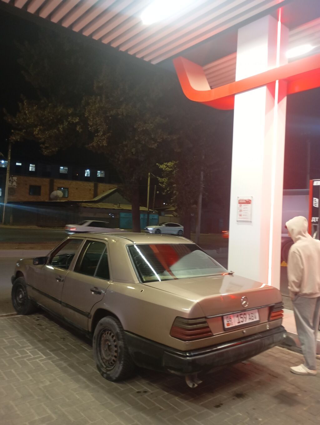 Mercedes-Benz W124: 1988 г., 2.3 л, Механика, Бензин, Седан: фото 3