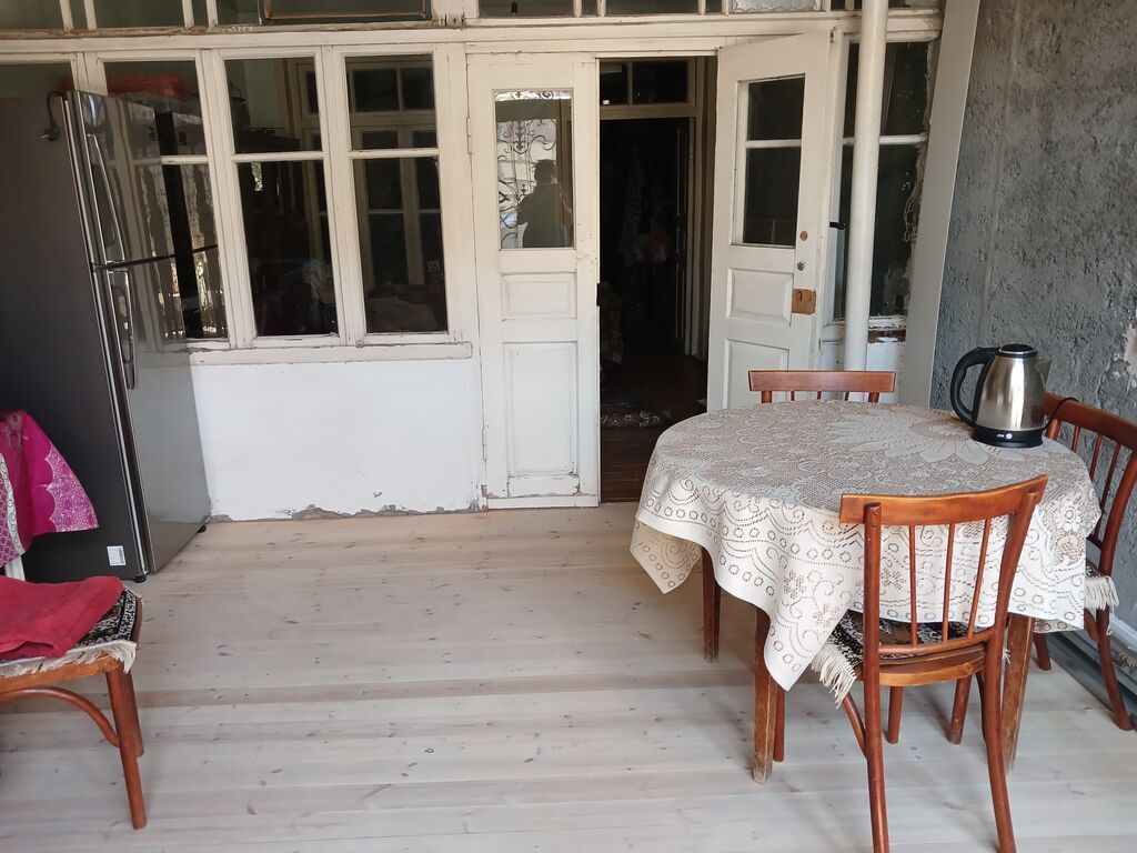 Kiralık geniş mətbəxli mənzil hissəsi - İşıqlı, hündür tavanlı