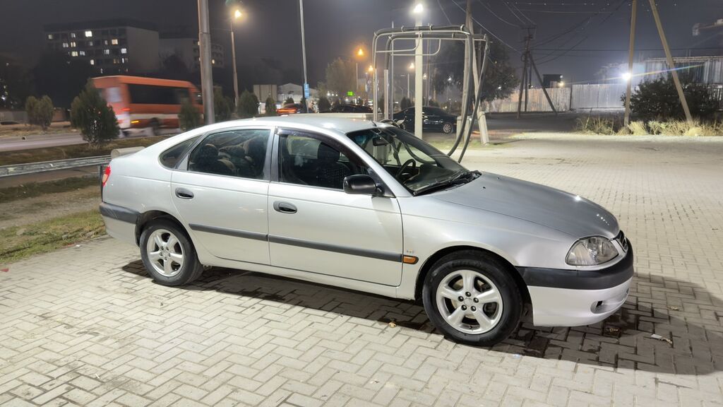 Toyota Avensis: 2002 г., 1.8 л, Механика, Бензин, Хэтчбэк: фото 2