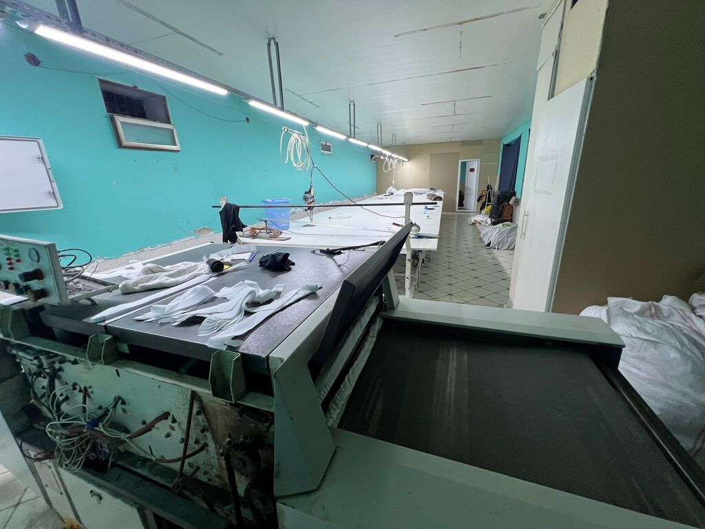 Tikiş atelyesi üçün tam təchiz olunmuş istehsal sahəsi - Geniş
