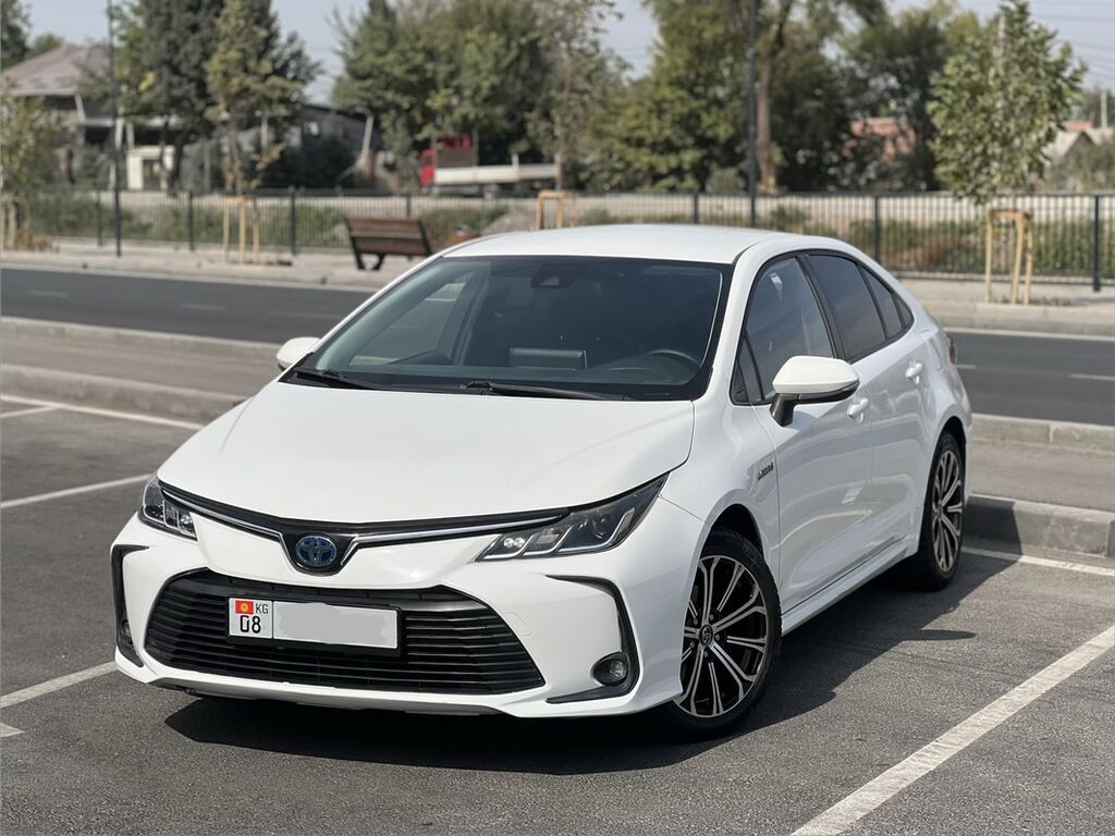 Toyota Corolla: 2020 г., 1.8 л, Вариатор, Гибрид, Седан: фото 1