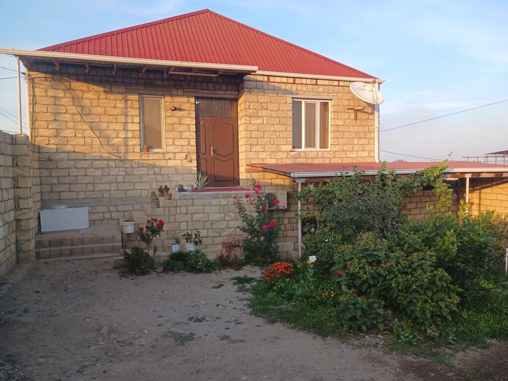 1-mərtəbədə 4 yataq otağı s.q 2-mərtəbədə zal 9/4, 1 yataq otağı