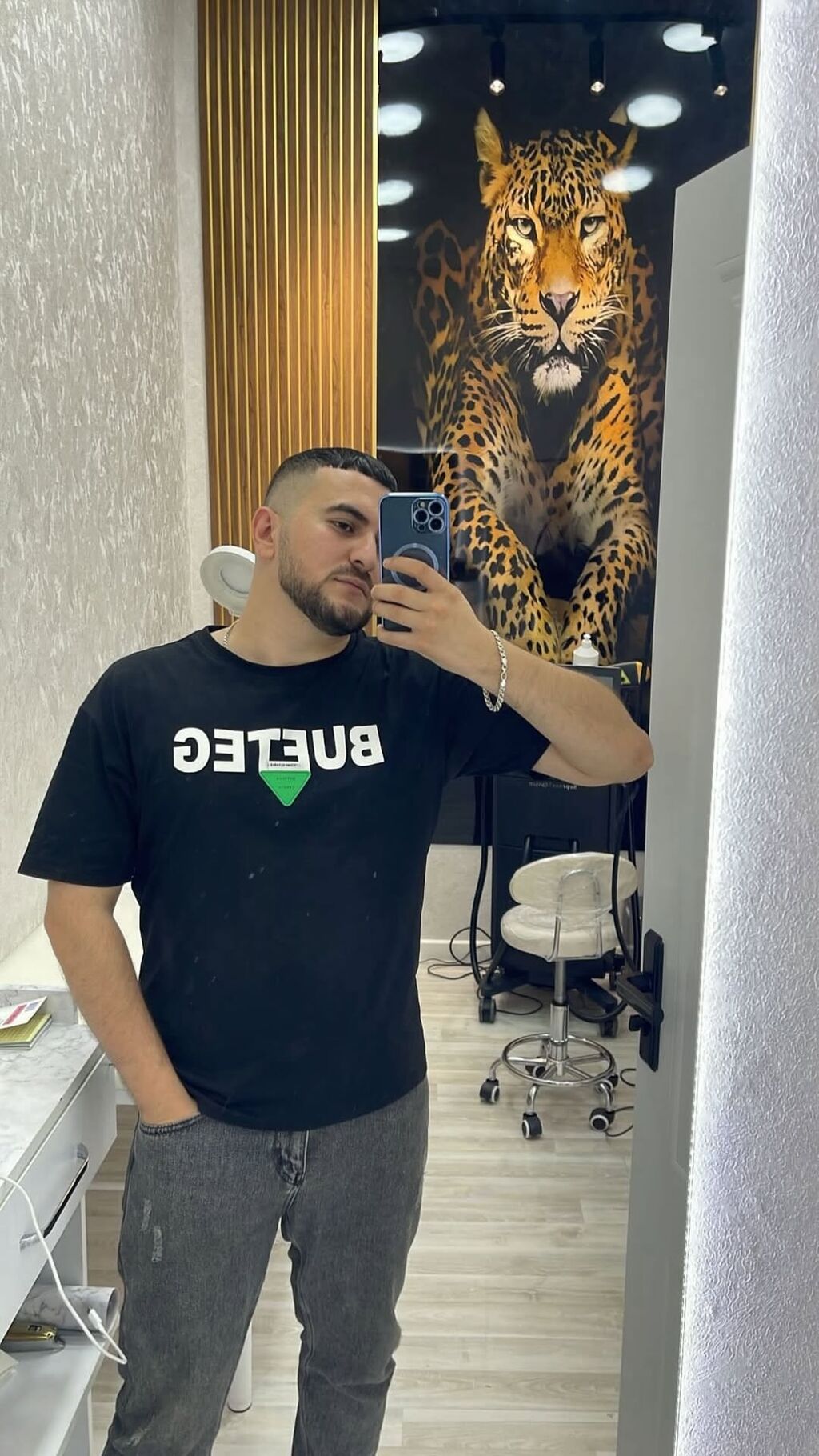Salam ozume kiraye ev axtariram 25 yasim var programist islirem hemde