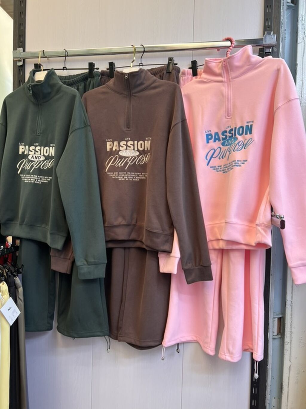 Женский спортивный костюм- с принтом “Passion and Purpose”. По городу: фото 1