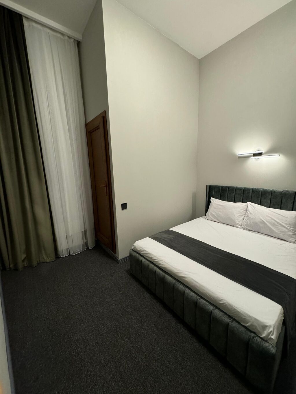 Otel rahat və müasir dizaynlı otaqlardan ibarətdir. Təmizliyə və
