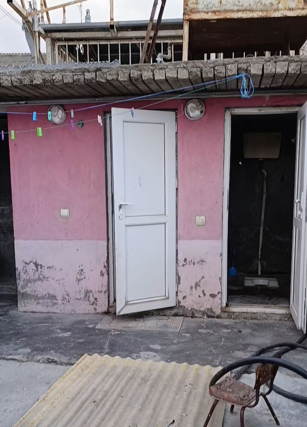 Kirayə üçün həyət evi Təcili kirayə verilir. 2 otaq 1 mətbəx. Ailəyə
