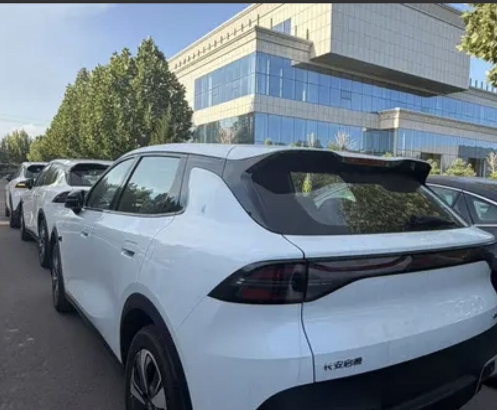 Changan : 2026 г., 1.1 л, Автомат, Электромобиль, Кроссовер: фото 2