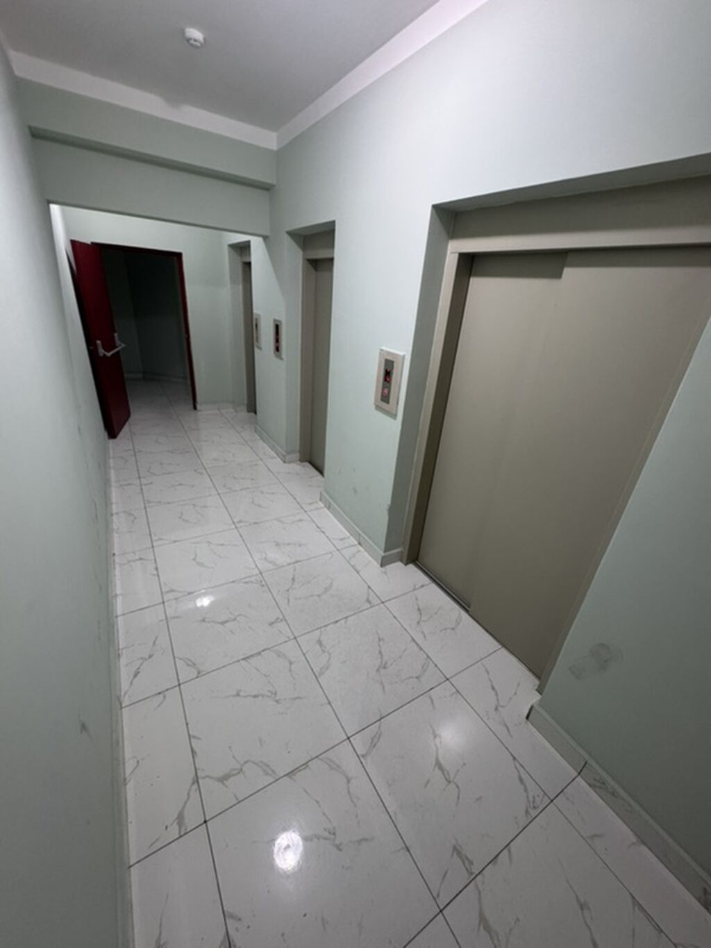 Makler deiləm öz evimdir. 20 Yanvar metrosuna cəmi 5 dəqiqəlik piyada
