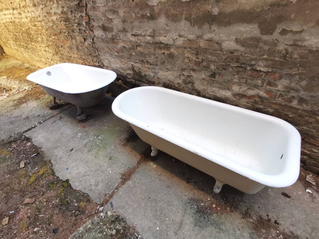 Kade: 2 stare tučane stilske kade 850 e obe poruka na viber