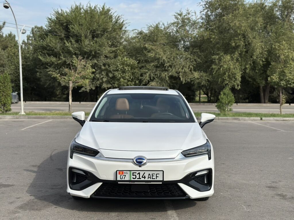 GAC Aion S — запас хода 460 км полностью электрический седан в белом: фото 2