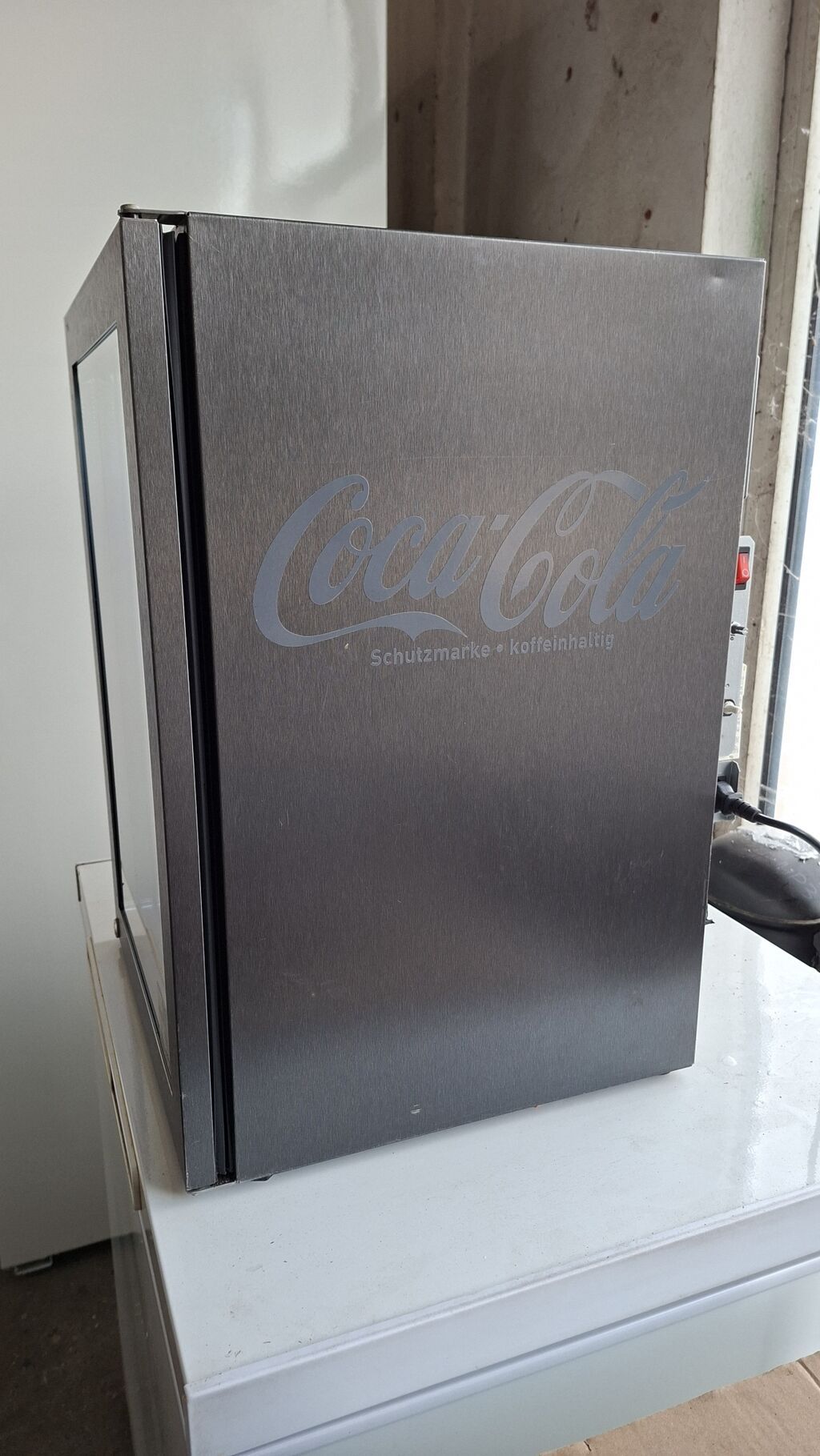 Frižideri: Mini rashladna vitrina za piće – Coca‑Cola, Liebherr - Brend/izrada
