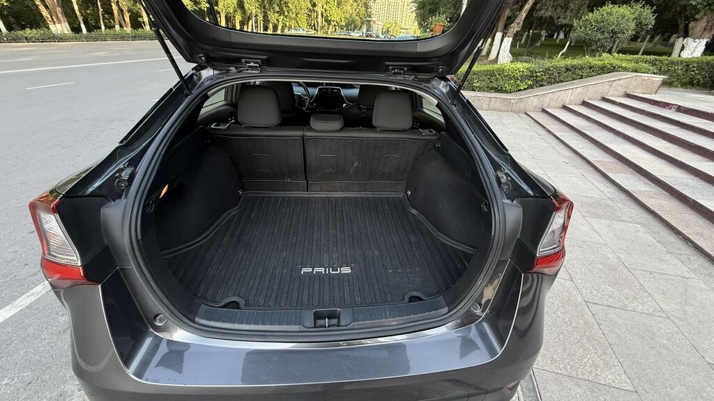 Toyota Prius: 2019 г., 1.8 л, Вариатор, Гибрид, Лифтбек — фото 8