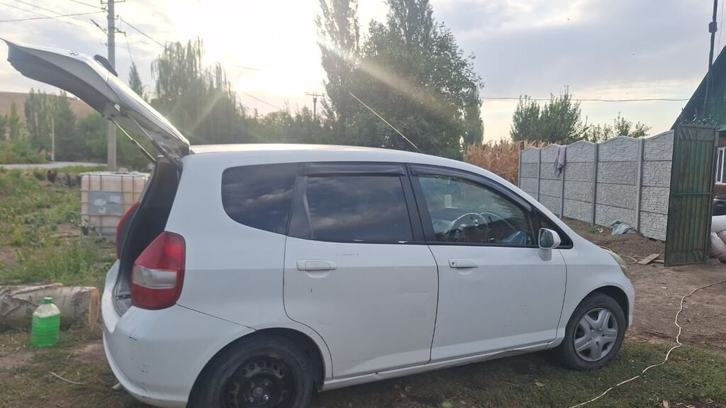 Honda Fit: 2002 г., 1.3 л, Бензин, Хэтчбэк: фото 3