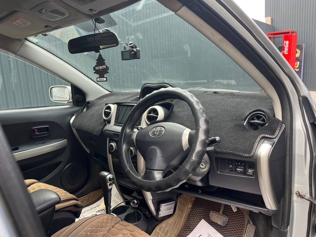 Toyota Ist: 2002 г., 1.5 л, Хэтчбэк: фото 8