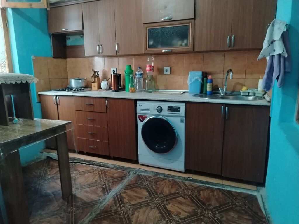 Yataqxana binası 3mertebenin 1ci mərtəbəsi qapı həyətə acilir.3 otaqlı