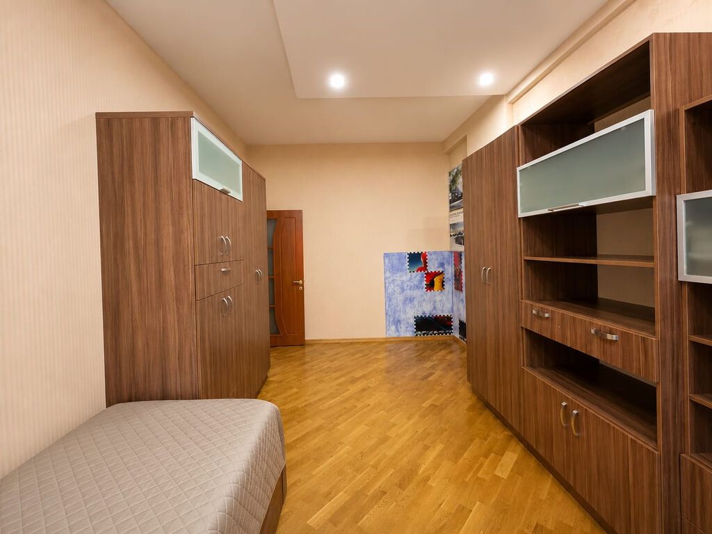 Elmlər metrosunun yaxınlığı, Mothercare Mağazasının üstündə, yeni