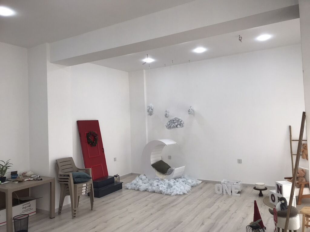 Satılır işıqlı və geniş kommersiya sahəsi - Açıq planlı, hündür
