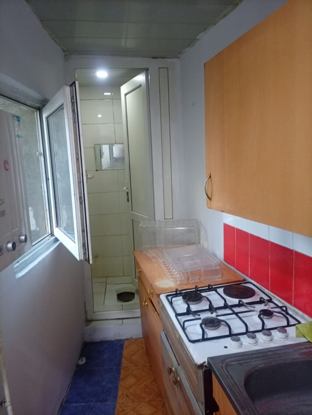 Ev 20 yanvar metrosuna piyada 10 dəqiqəlik məsafədə yerləşir. Qaz,su