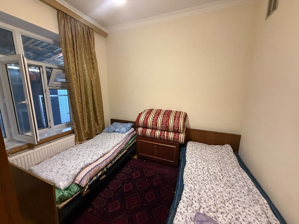 Həyət evi geniş örtülü eyvanı və səliqəli planlanması ilə təqdim