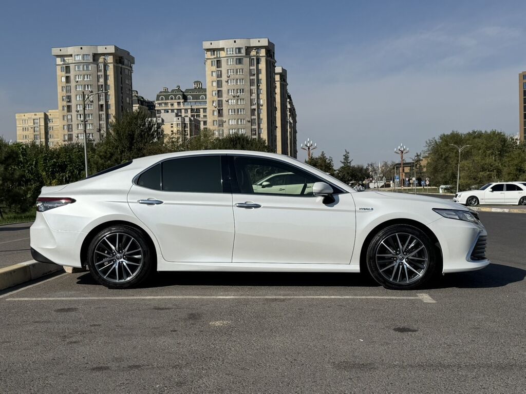 Toyota Camry: 2022 г., 2.5 л, Автомат, Гибрид, Седан: фото 4