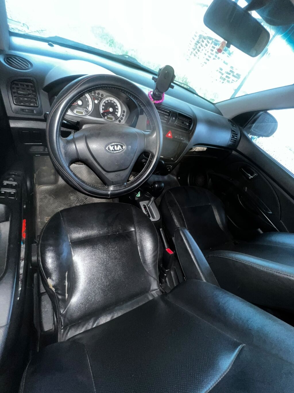 Kia — салон и интерьер - Руль с эмблемой Kia, мультиспидометр с: фото 1