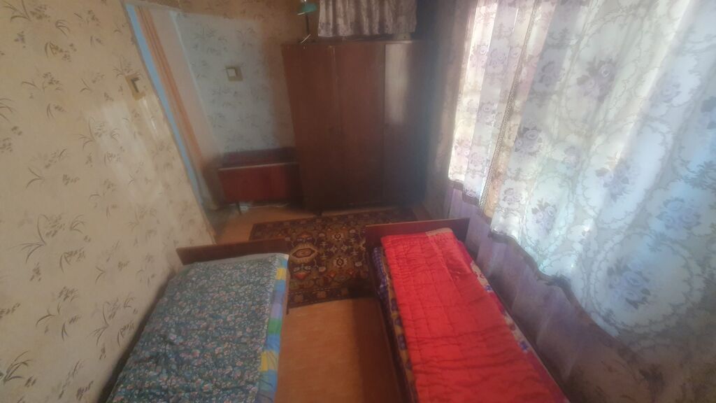 Двухэтажный кирпичный дом с застекленной верандой и навесом у входа: фото 5