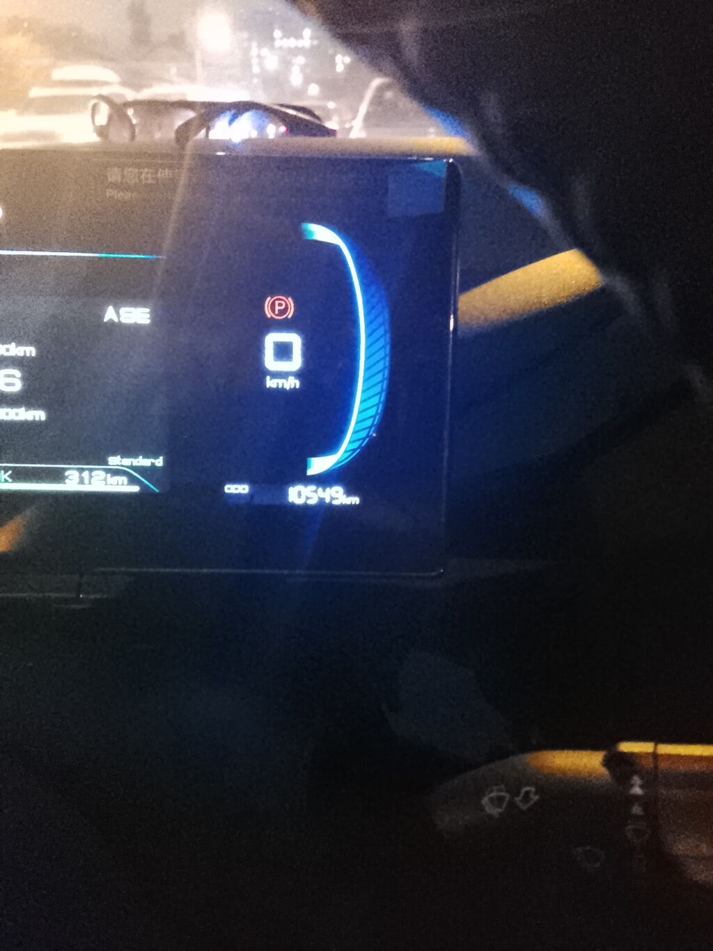 BYD e2 EV — компактный электрический хэтчбек/универсал серого цвета: фото 5