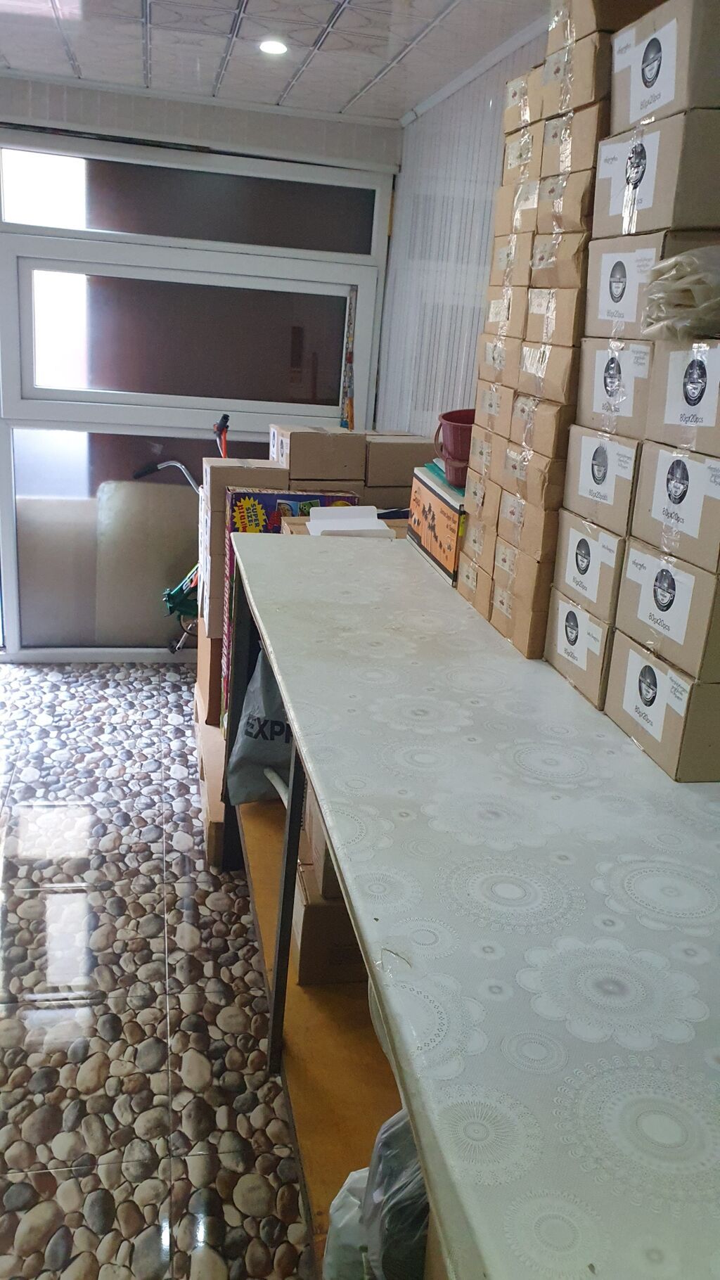 İcarəyə verilir – kiçik ofis/iş sahəsi (kiosk tipli məkan)