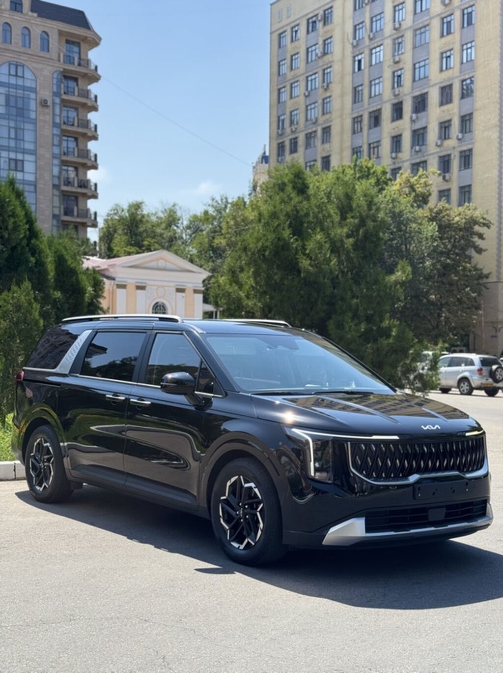 Kia Carnival: 2024 г., 3.5 л, Автомат, Бензин, Минивэн — фото 2