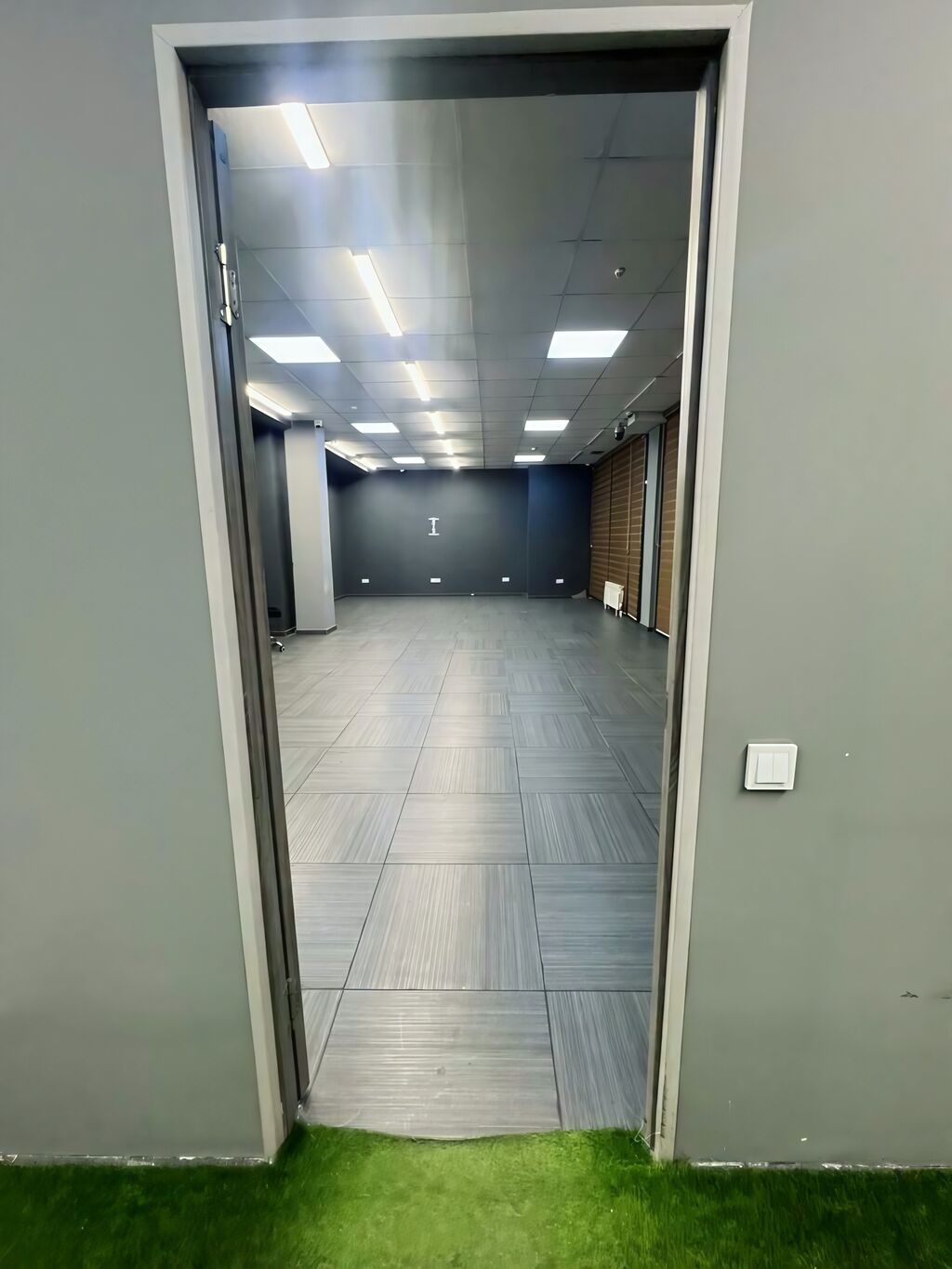 Аренда офисов, 91 м², В бизнес центре, 1 линия, С отдельной кухней, С отдельным входом — фото 5