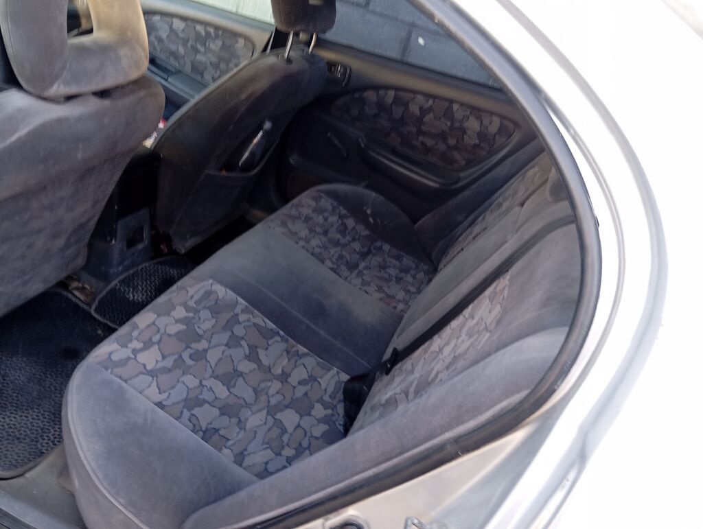 Toyota Avensis: 1999 г., 1.8 л, Механика, Бензин, Седан: фото 8