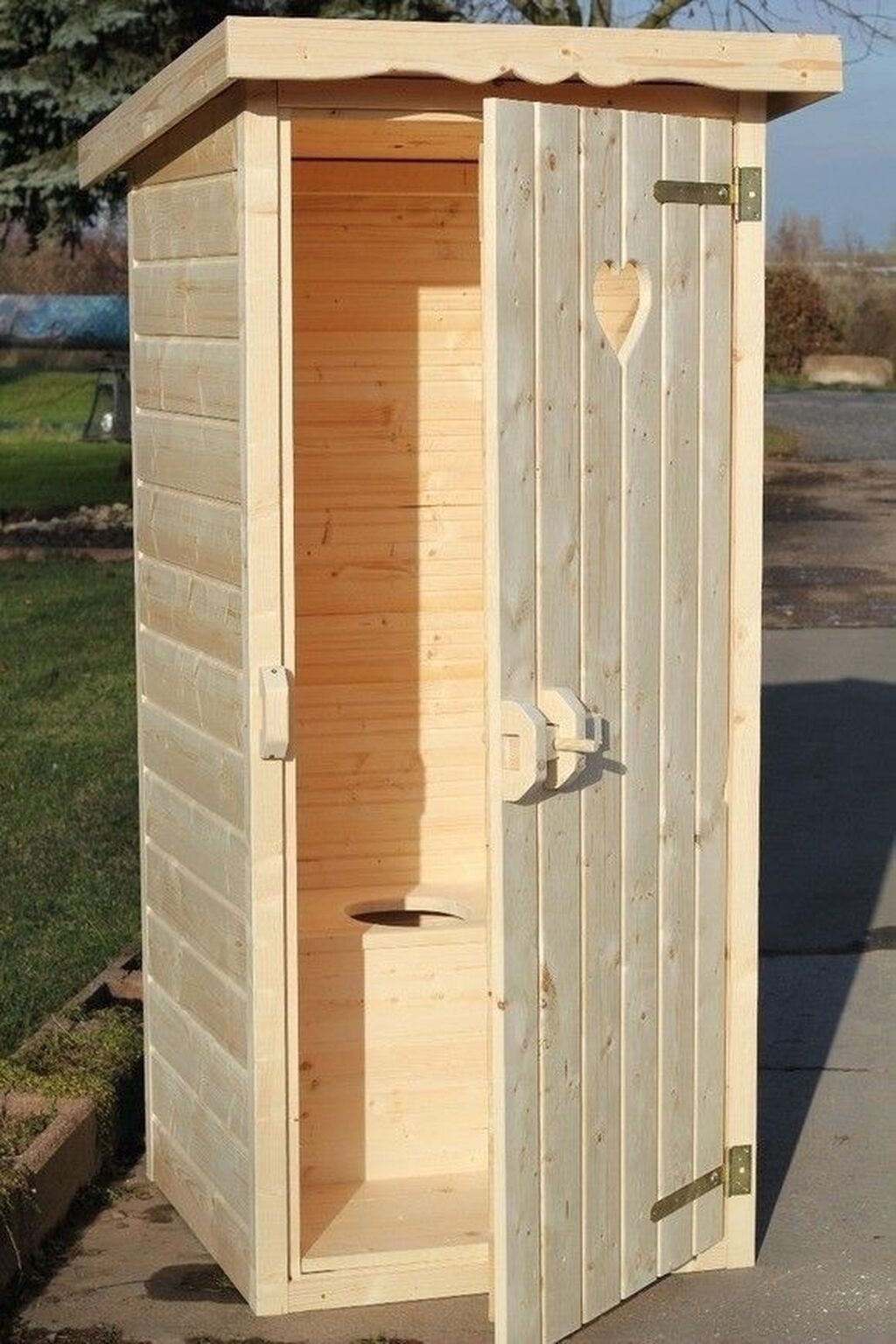 Уличный деревянный туалет цена. Туалет дачный. Уличный туалет для дачи. Туалет дачный деревянный. Туалетдеревнный для дачи.
