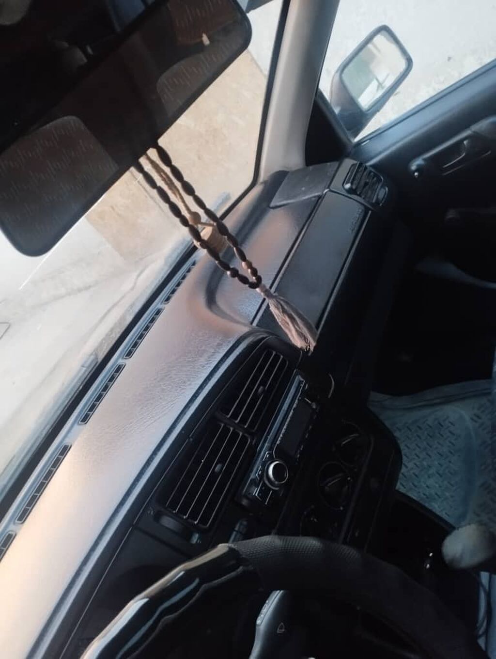 Volkswagen Vento: 1993 г., 1.8 л, Механика, Бензин, Седан: фото 8