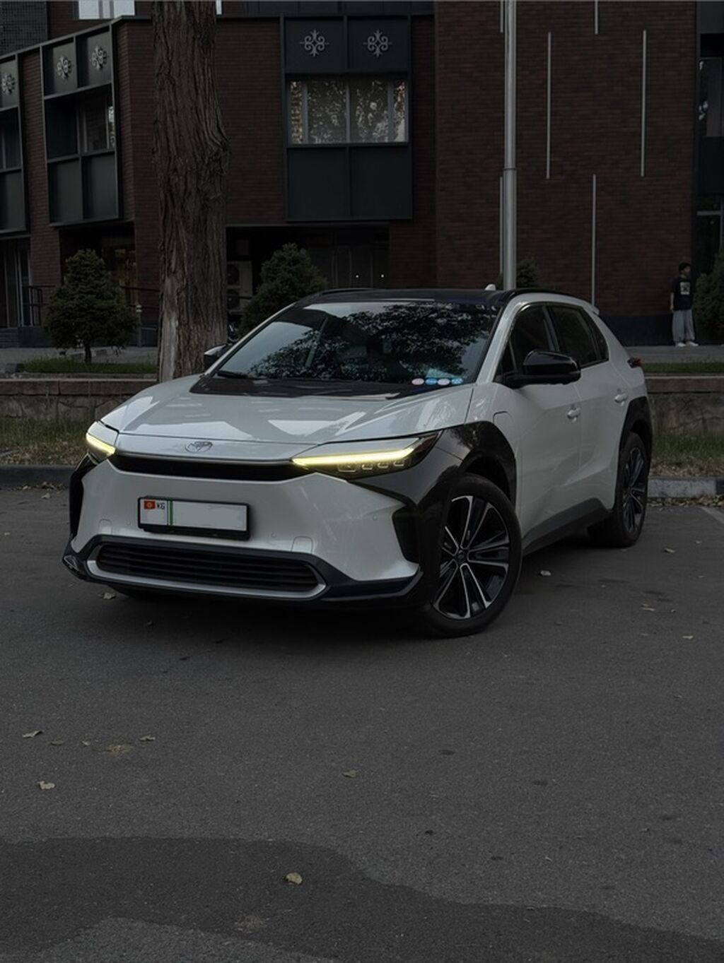 Toyota bZ4X: 2022 г., Автомат, Электромобиль, Кроссовер: фото 2