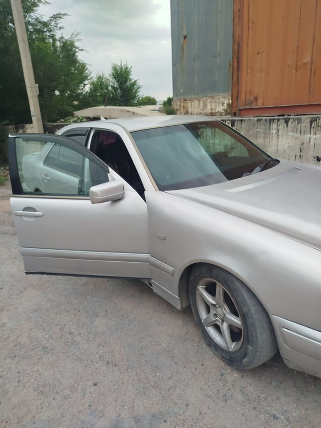 Mercedes-Benz E-Class: 1997 г., 2 л, Механика, Бензин, Седан: фото 2