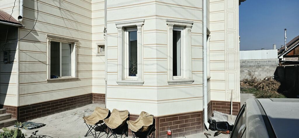 Просторный двухэтажный дом с ограждённой территорией и кирпичным: фото 3