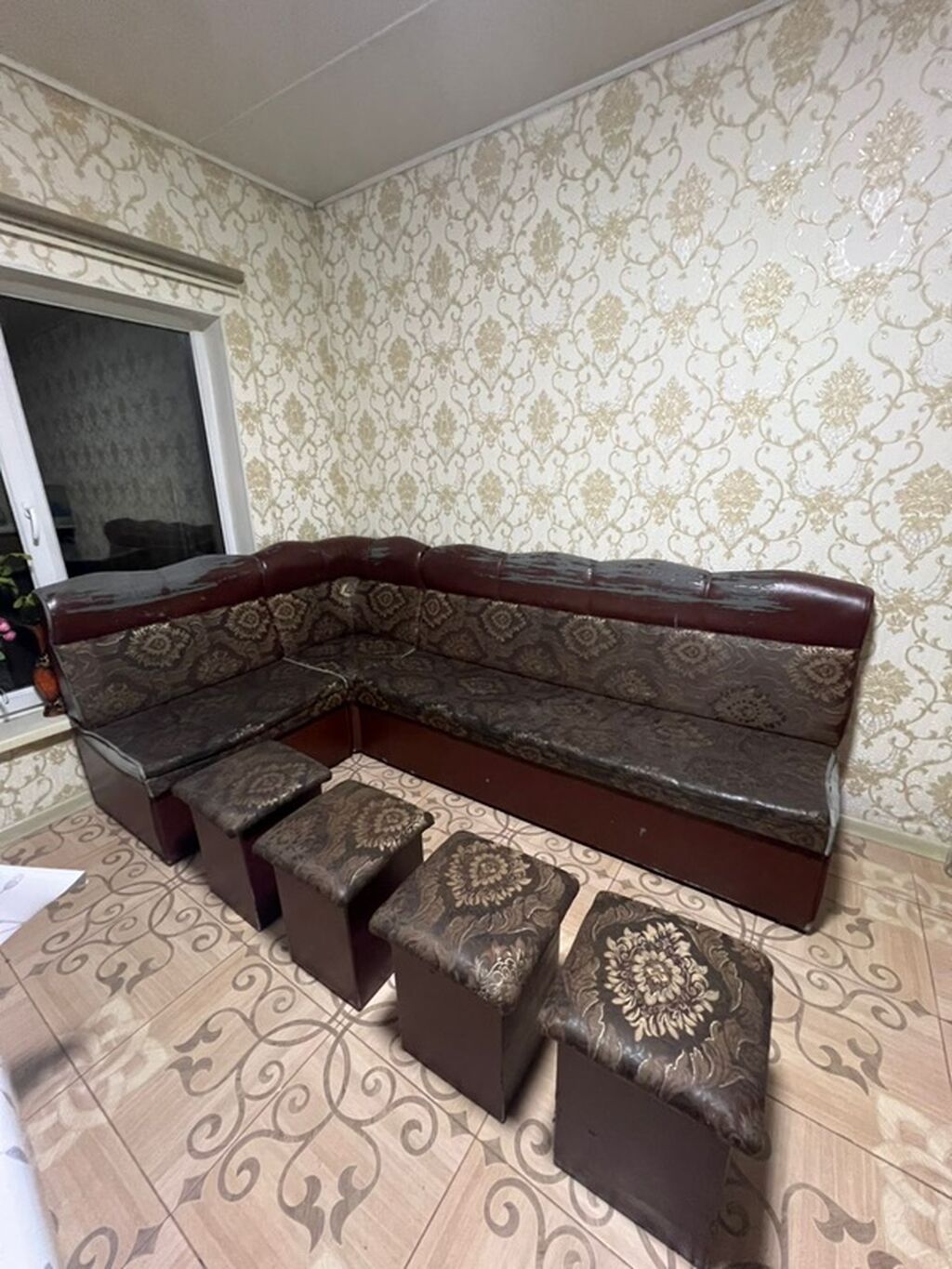 Угловой кухонный диван с комплектом из 4 табуретов. - Конфигурация: фото 2