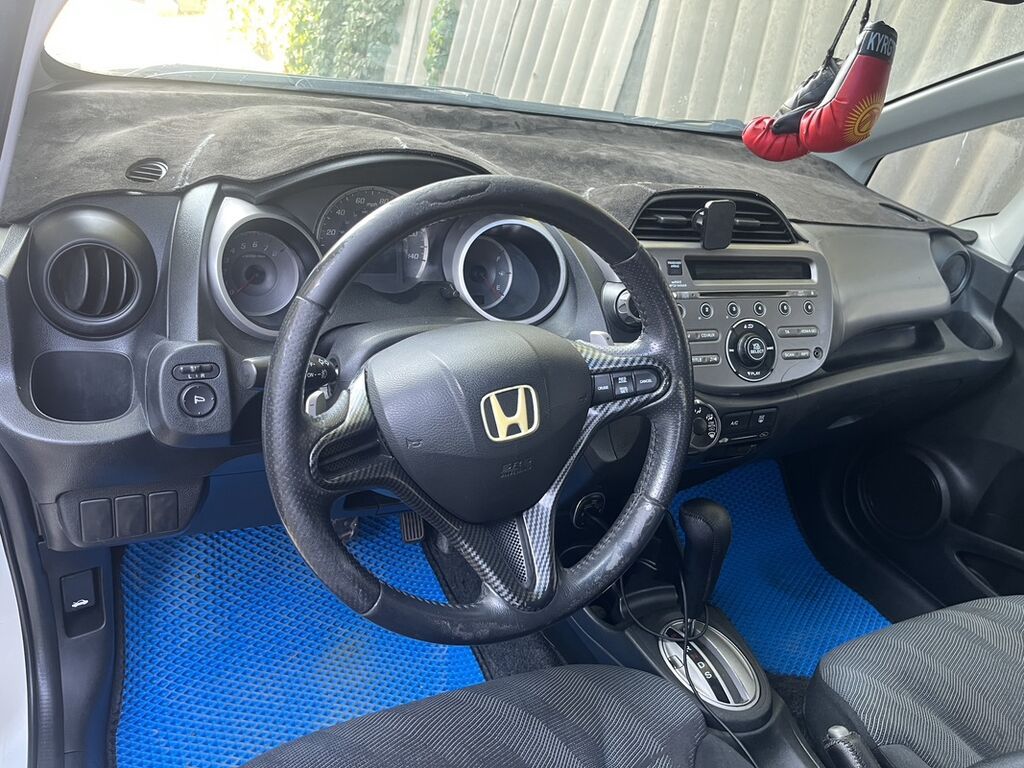 Honda Fit: 2009 г., 1.5 л, Автомат, Бензин, Хэтчбэк: фото 4