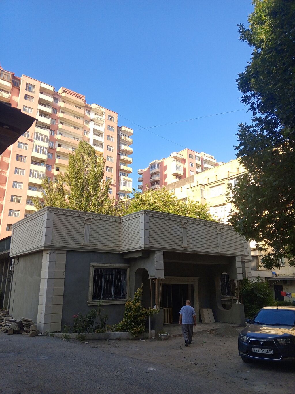 Ecemi metrosuna yaxin,goz klinikasi,ellilerin berpa merkezine yaxin