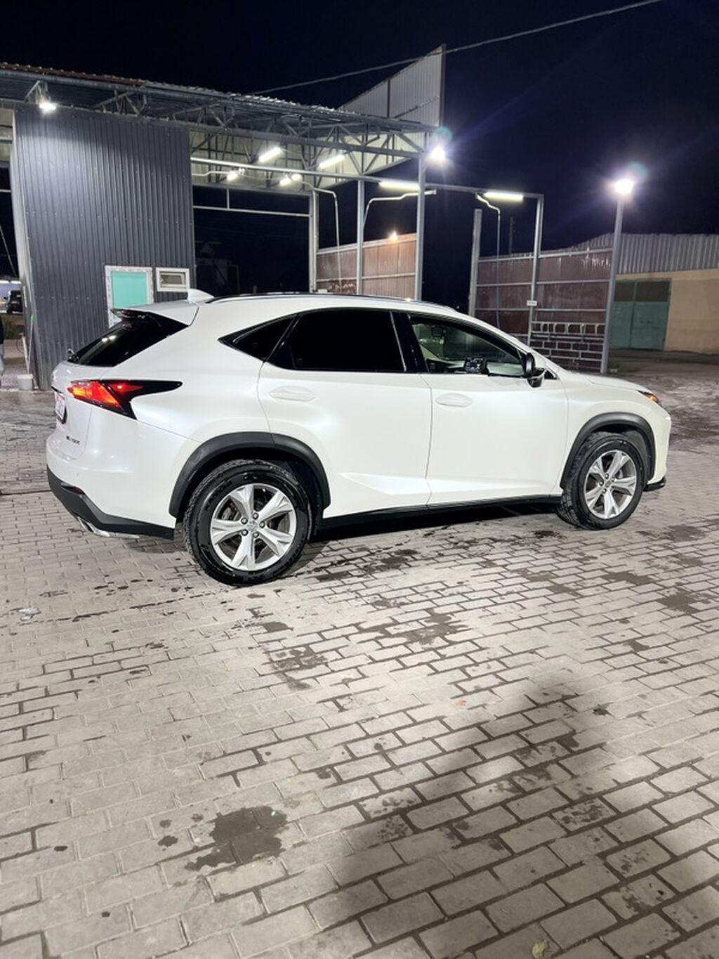Lexus NX: 2017 г., 2 л, Автомат, Бензин, Кроссовер: фото 3